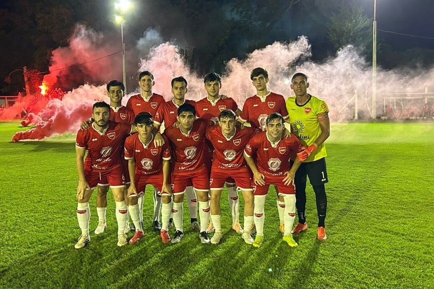 Una gran cantidad de público acompañó el partido en Los Molinos. Foto: Pablo Busso.