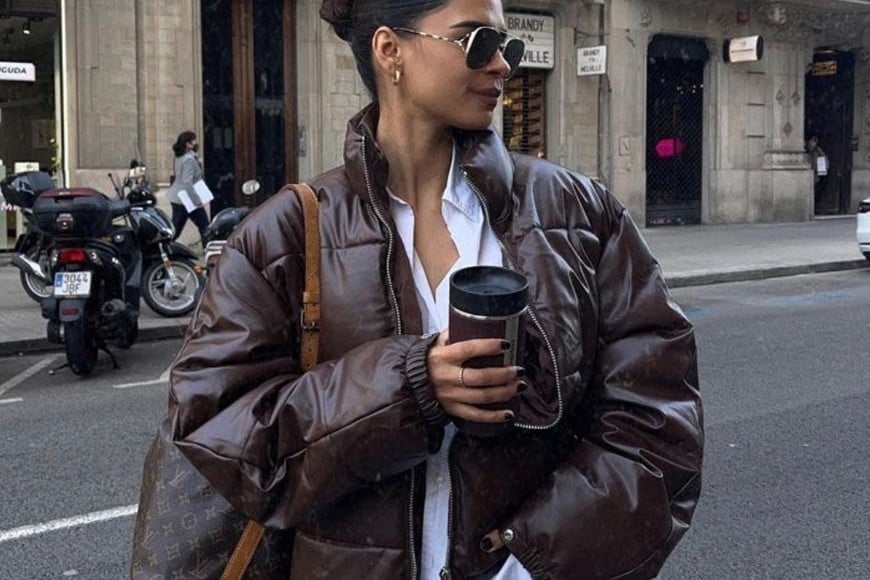 Las camperas puffer ganan protagonismo en la moda urbana.