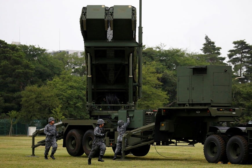 Japan Self-Defense Forces (JSDF) soldiers hold a drill to mobilise their Patriot Advanced Capability-3 (PAC-3) missile unit in response to recent missiles launch by North Korea, at JSDF Asaka base in Asaka, north of Tokyo, Japan, June 21, 2017.  REUTERS/Issei Kato japon  japon instalacion sistema defensa contra misiles Patriot pac 3 escalada tension militar con corea del norte sistema defensivo escudo antimisiles