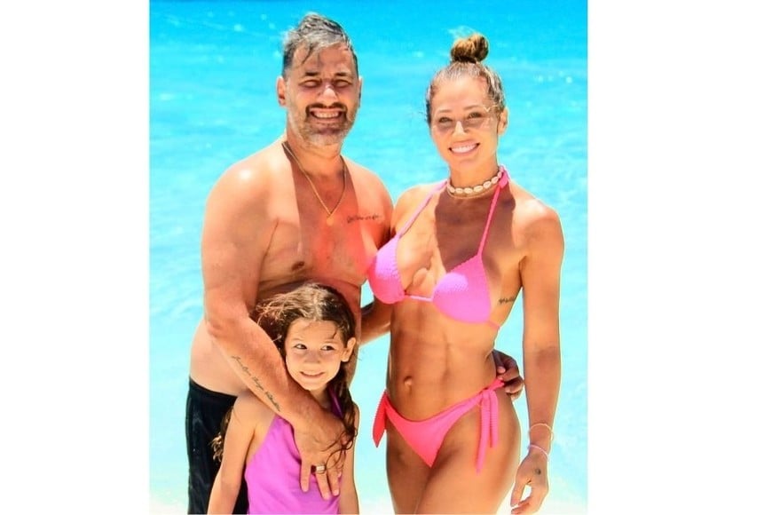 Adabel Guerrero junto a Martín Lamela y su hija en Buzios