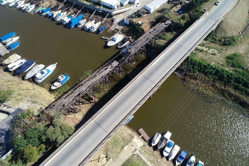 El antiguo enlace vial, un peligro para los navegantes. Foto: Fernando Nicola
