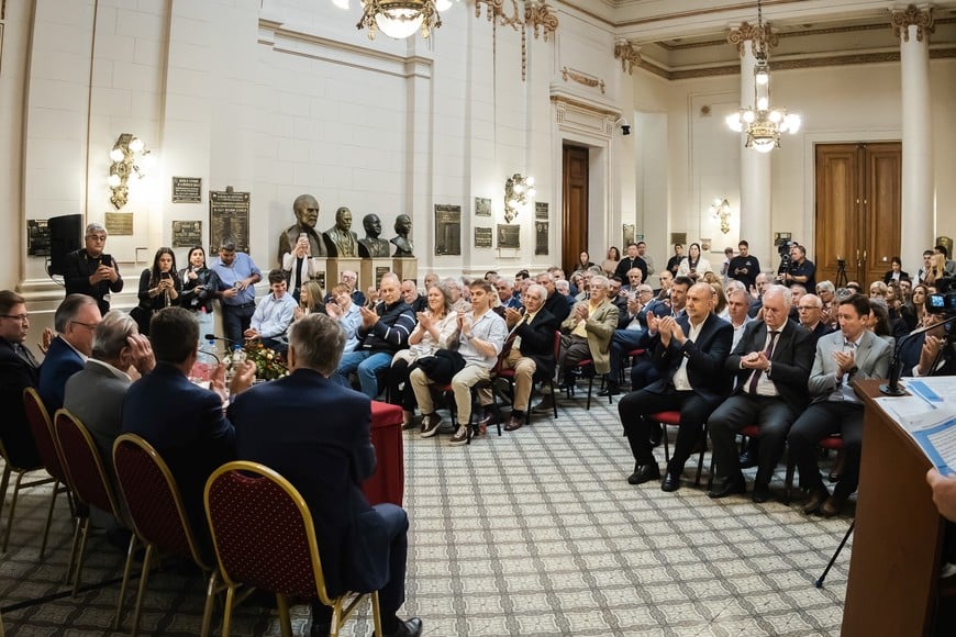 La postal de todos los presentes en el homenjae a Kilibarda. Foto: Senado de la provincia