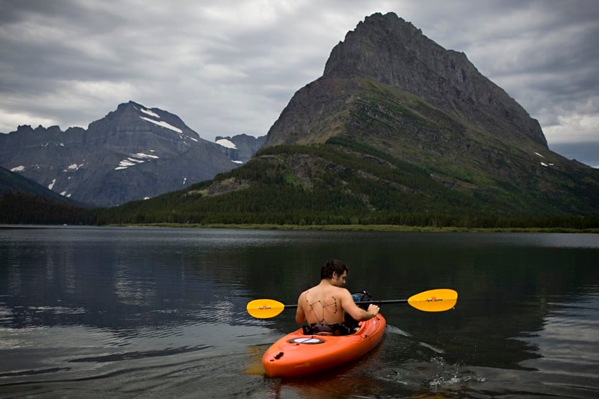 un hombre navegando en kayak

Jared Zuege of Madison, Ohio floats in his kayak along Swiftcurrent Lake near Many Glacier Hotel in Glacier National Park, Montana August 26, 2011. Picture taken August 26, 2011. REUTERS/Matt Mills McKnight (UNITED STATES - Tags: ENVIRONMENT TRAVEL SOCIETY) eeuu montana  eeuu parque nacional Glacier en montana parques nacionales