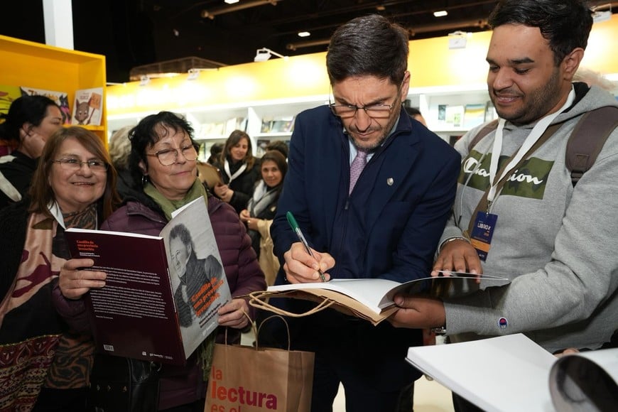 El gobernador de Santa Fe, Maximiliano Pullaro, este viernes en la Feria del Libro. Crédito: Gobierno de Santa Fe