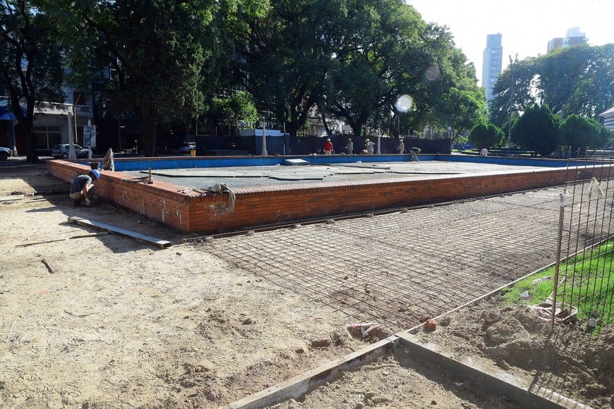 Veredas en construcción alrededor de la fuente que será preservada. Guillermo Di Salvatore.