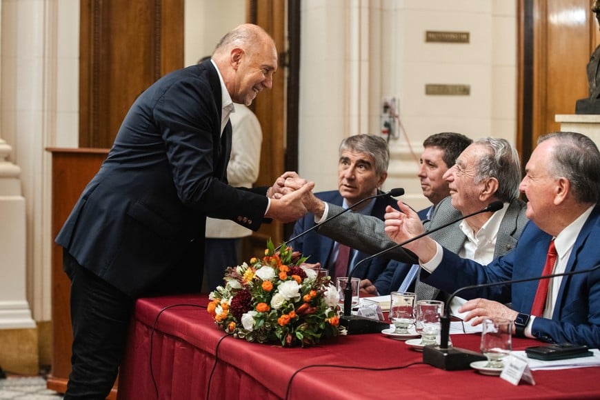 Perotti se acercó a saludar a Kilibarda ante la mirada de Bastia, Pirola y Michlig en el acto realizado en el hall del Palacio Legislativo. Foto: Senado de la provincia