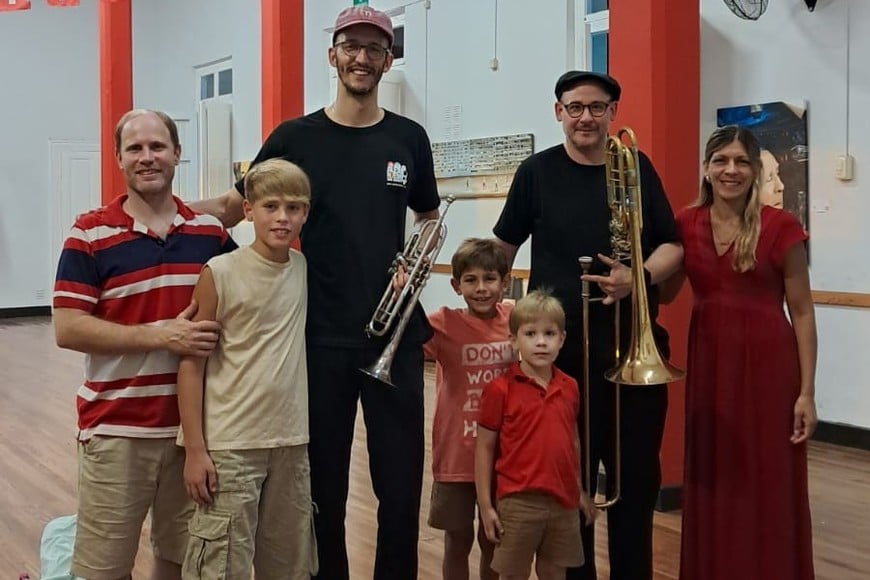 La familia Bürcher junto a Kevin Karlen y Louis Blazer
