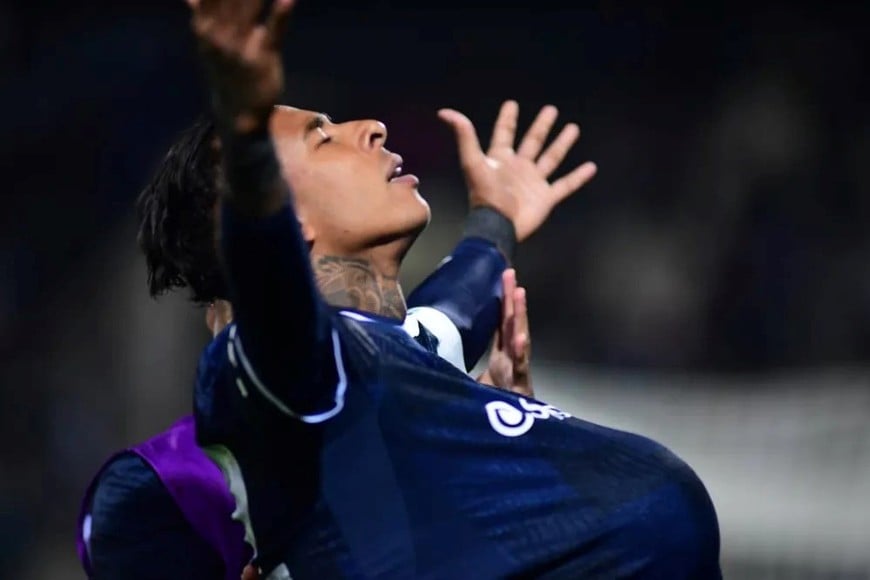 El colombiano Villa, el mejor jugador del campeonato, integrante de una delantera muy peligrosa con Arce.