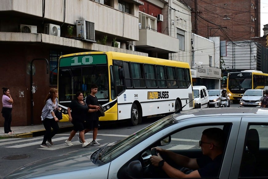 Colectivos. Son un sistema esencial para miles de santafesinos. Foto: Flavio Raina