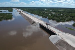 La superestructura de cada tramo está compuesta por cuatro vigas longitudinales de hormigón pretensado H-40 con una luz de 20 metros entre pilas