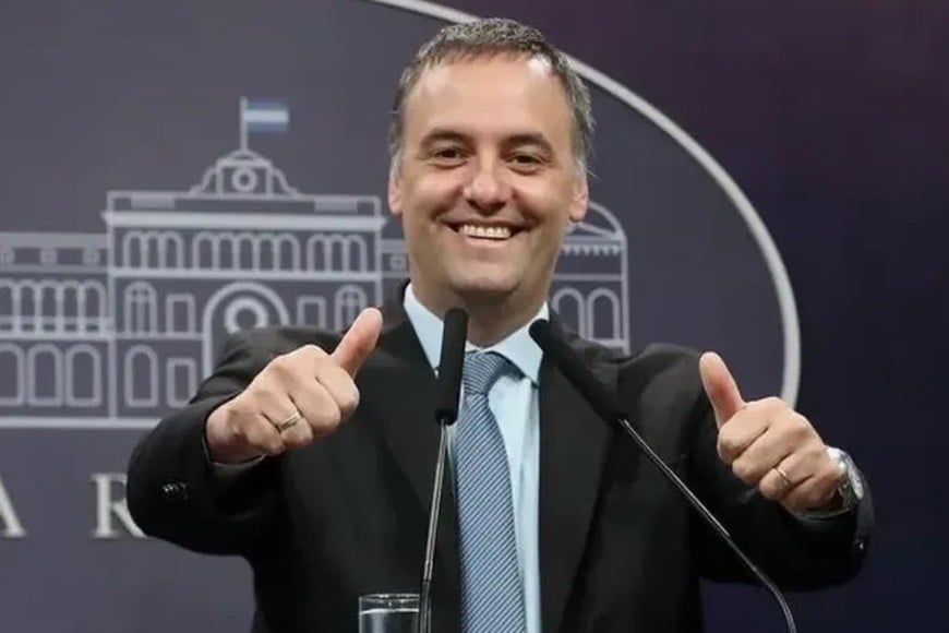 Víctor Juan Guillot y Manuel Adorni. "Los tiempos en los que los hombres públicos se suicidaban para reparar su honor pertenecen a un irrevocable pasado", dice Alaniz.