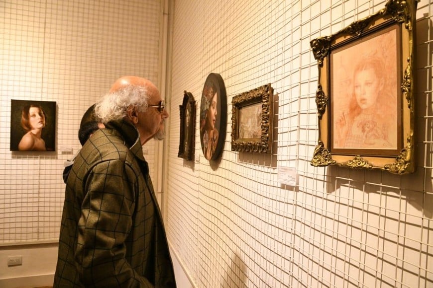 Muestra de Ricardo Celma: El reconocido Ricardo Calanchini disfrutando del dibujo “Looking for Oz”.