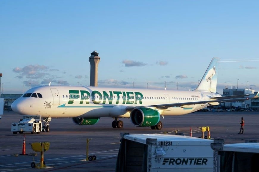 El avión de Frontier Airlines debió frenar el despegue tras impactar contra una persona en la pista.