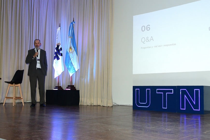 Conferencia sobre la "intersección entre investigación, ingeniería aplicada e implementación a escala" Créditos: Guillermo Di Salvatore