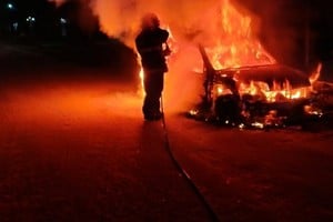 Arduo trabajo de los bomberos para extinguir las llamas. Foto: Gentileza