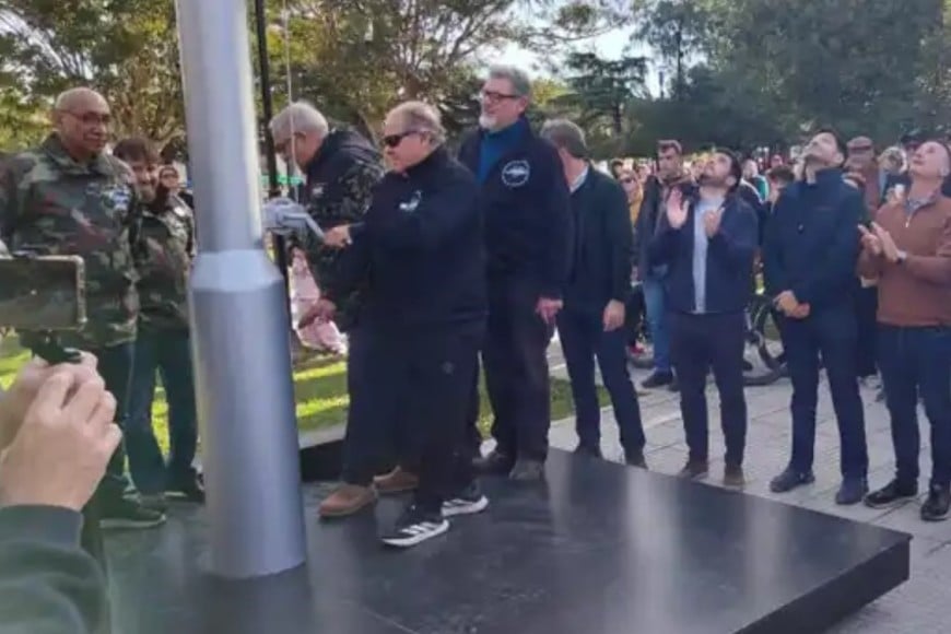 Los veteranos de guerra de Malvinas izaron la bandera; Chiarella, Pullaro y Enrico, con la mirada en la enseña patria. Foto: Sur24