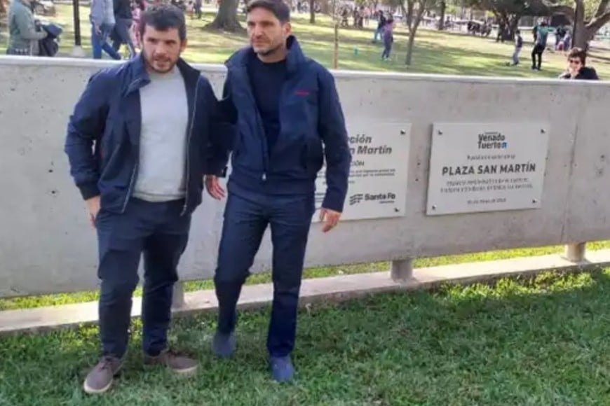 El gobernador Pullaro y el intendente Chiarella en la plaza San Martín. Foto: Sur24