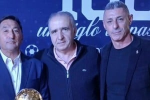Luis Luque, Ariel Sclafani y Cristian D'Amico, junto a la réplica de la Copa del Mundo. Gentileza