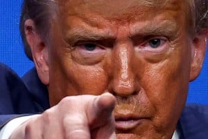 Trump cargó especialmente contra Obama, a quien responsabilizó por el acuerdo nuclear alcanzado con Teherán durante su gestión. Foto: REUTERS / Yves Herman.