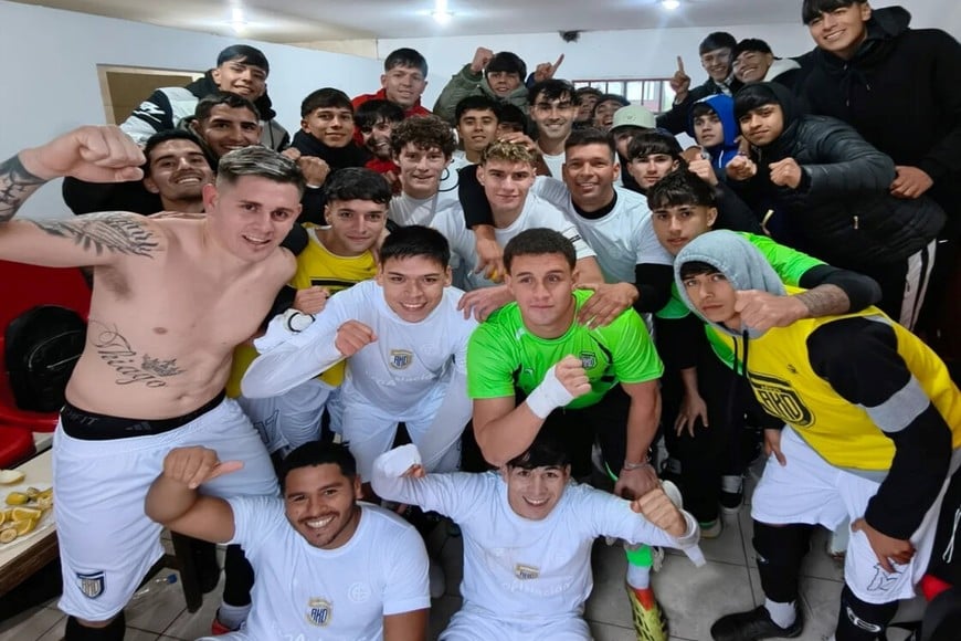 A. Cabrera, triunfo y festejo ante Independiente. Gentileza