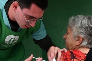 La vacunación está enfocada en adultos mayores y personas con factores de riesgo