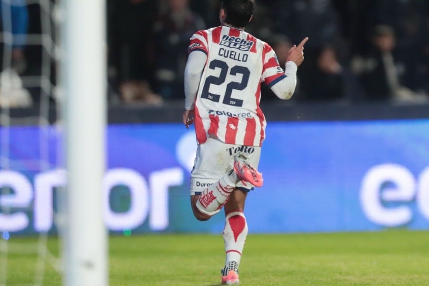 Cuello se va gritando su gol luego de haber fusilado al arquero local. La jugada con Palacios fue muy linda y mucho más la excelente definición del volante rojiblanco, de buen momento.