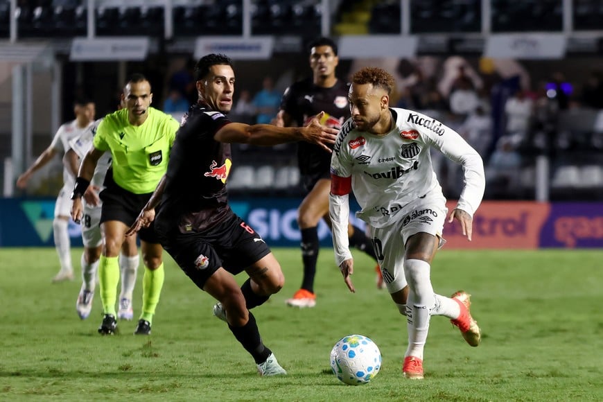 Soccer Football - Brasileiro Championship - Santos v Red Bull Bragantino - Estadio Urbano Caldeira, Santos, Brazil - May 10, 2026
Santos' Neymar in action with Red Bull Bragantino's Gabriel REUTERS/Thiago Bernardes