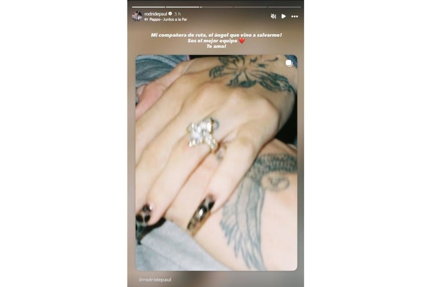 Rodrigo De Paul compartió una foto de Tini Stoessel luciendo un anillo de brillantes.