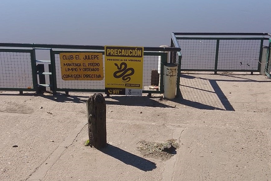 El municipio de Santo Tomé colocó carteles preventivos el costas y espacios verdes. Foto: Gentileza