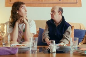 “Buena vida y poca vergüenza” narra el encuentro de un adulto con síndrome de down que gana la confianza y afecto de una joven artista trans. Foto: Gentileza Cine LGBT Santa Fe