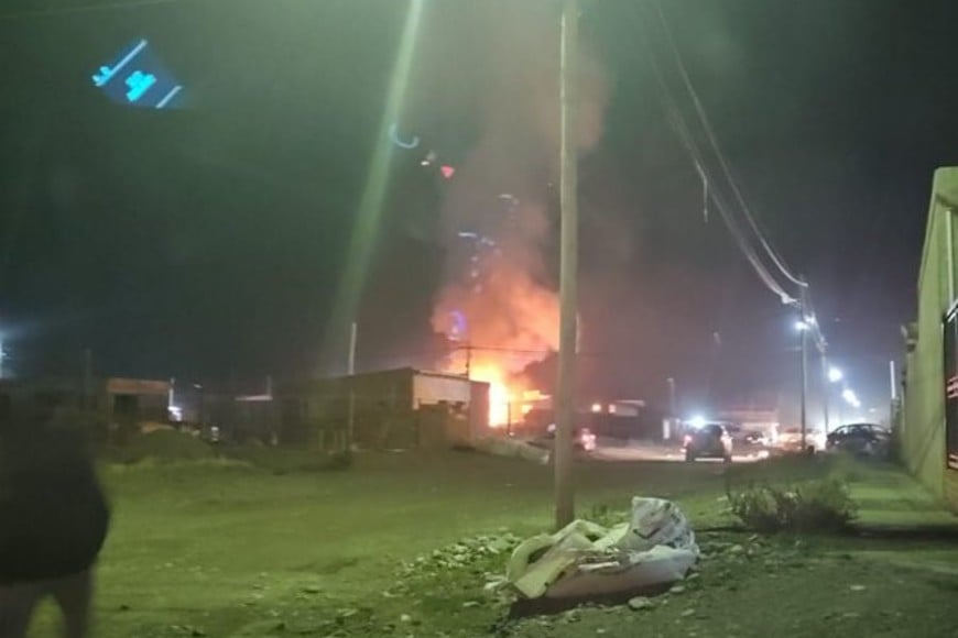 Explosión e incendio en Santa Cruz: hubo víctimas fatales, heridos y pérdidas totales