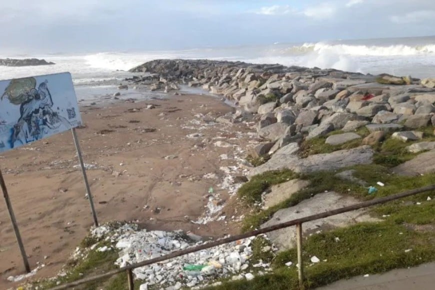 Las olas gigantes arrastraron residuos hasta la arena tras el fuerte temporal.