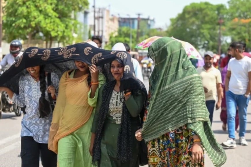 Mujeres se protegen del sol en Noida, India, el 26 de abril de 2026.