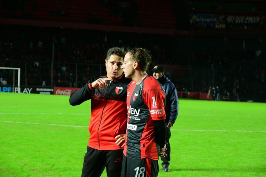 Medrán habla con Muñoz una vez finalizado el encuentro ante All Boys. Foto: Fernando Nicola.