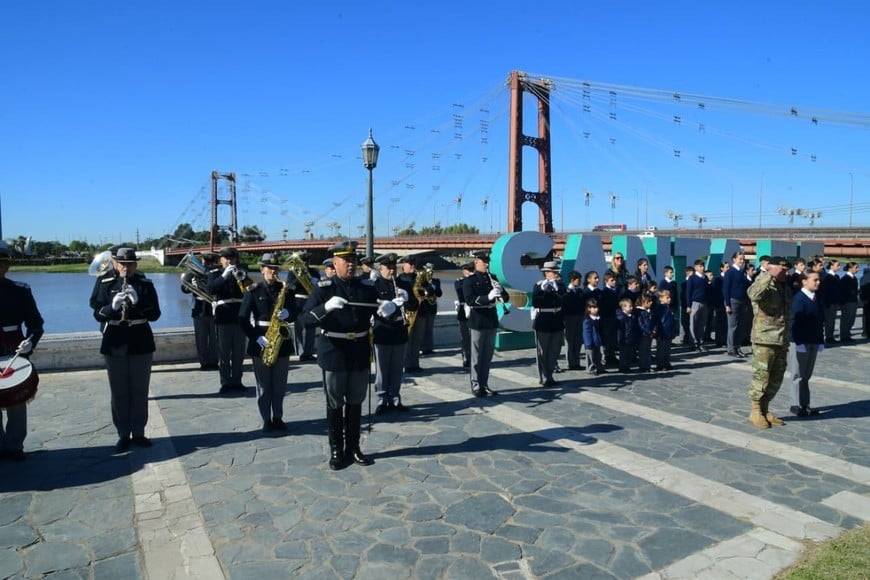 Autoridades y fuerzas armadas participaron del homenaje patrio. Crédito: Guillermo Di Salvatore.