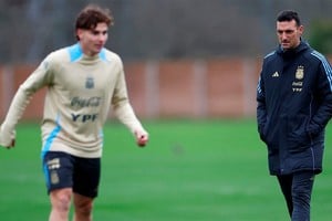 Scaloni observa a Julián Álvarez, uno de los delanteros clave del equipo. Reuters