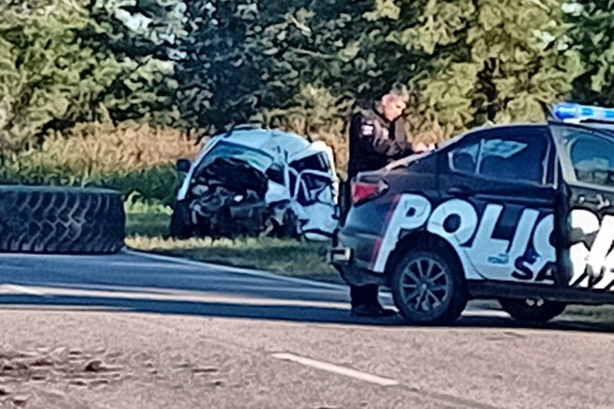 La Ford EcoSport sufrió graves daños tras impactar contra una de las ruedas del acoplado.