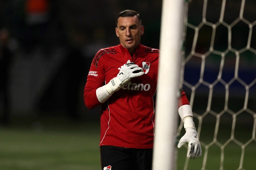 Soccer Football - Copa Libertadores - Quarter Finals - Second Leg - Palmeiras v River Plate - Allianz Parque, Sao Paulo, Brazil - September 24, 2025
River Plate's Franco Armani during the warm up before the match REUTERS/Jean Carniel