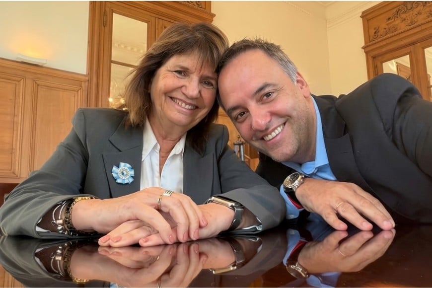 Patricia Bullrich y Manuel Adorni en el eje de la discusión.