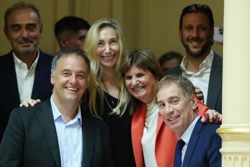 La imagen de Diego Santilli crece dentro del gabinete. La del vocero Manuel Adorni sigue en picada.