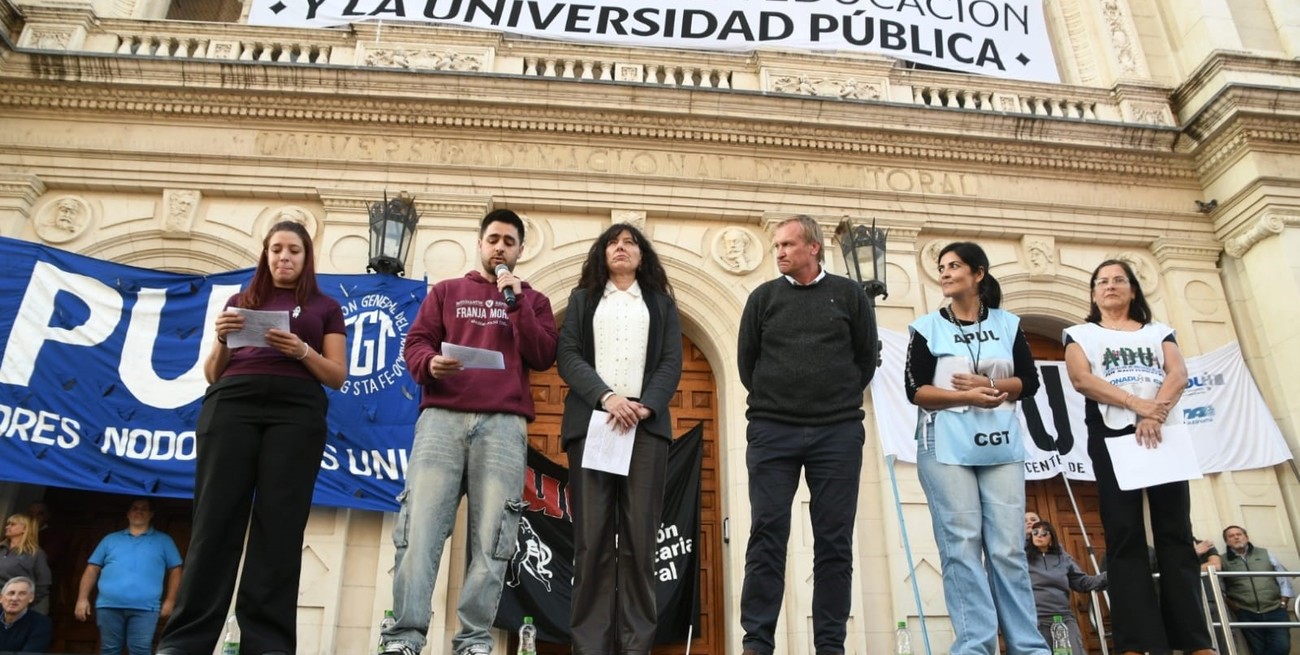 La rectora Tarabella (UNL), junto al decano Tóffolo (UTN) -en el centro- y referentes de los estudiantes y gremios, leyeron el documento unificado. Foto: Manuel Fabatía