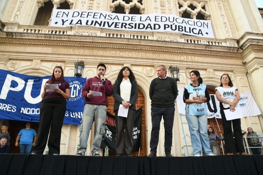 La rectora Tarabella (UNL), junto al decano Tóffolo (UTN) -en el centro- y referentes de los estudiantes y gremios, leyeron el documento unificado. Foto: Manuel Fabatía