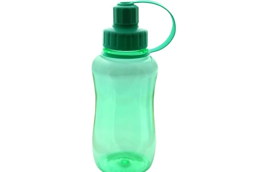 La combinación de humedad constante, restos de saliva y pequeñas partículas orgánicas genera un ambiente ideal para el desarrollo de microorganismos.