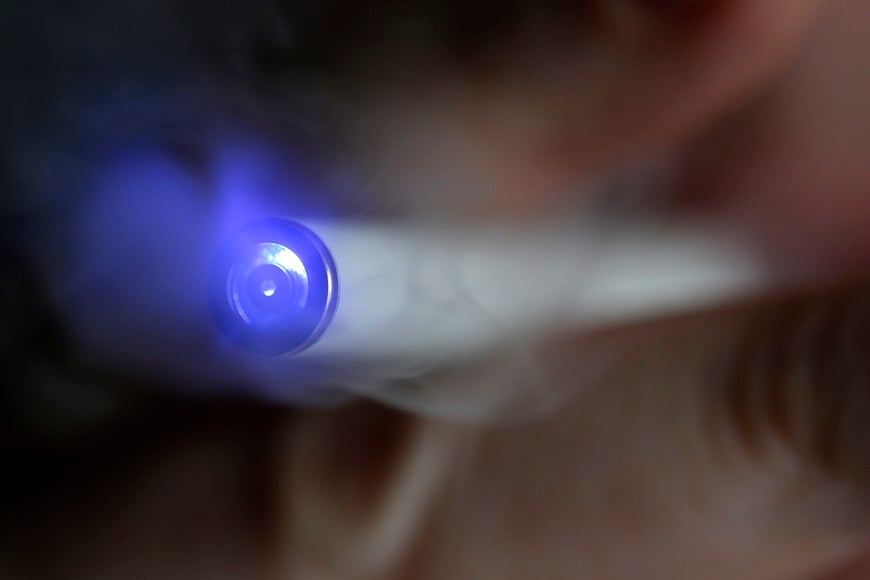 A man uses an E-cigarette, an electronic substitute in the form of a rod, slightly longer than a normal cigarette, in this file illustration picture taken in Paris, March 5, 2013.  The growing popularity of e-cigarettes has not escaped the notice of the industry's U.S. critics, who have stepped up calls for new regulations, including bans on their use in public places, even though the scientific evidence about exposure to their vapors remains inconclusive. REUTERS/Christian Hartmann/Files  (FRANCE - Tags: HEALTH SOCIETY SCIENCE TECHNOLOGY BUSINESS) francia paris  cigarrillo electronico E Cigarette cigarrillos electronicos