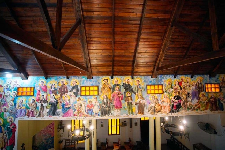 El mural de los 50 santos emociona a vecinos y fieles de Altos del Valle. Foto: Fernando Nicola