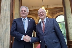 El Ministro de Relaciones Exteriores, Comercio Internacional y Culto de la República Argentina, Pablo Quirno, junto a su par de la República Oriental del Uruguay, Mario Lubetkin.