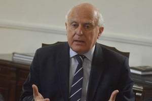 Roberto Miguel Lifschitz. Nació en rosario el 13 de septiembre de 1955 y falleció en la misma localidad el 9 de mayo de 2021. Fue el intendente rosarino por dos periodos y gobernador de la provincia de Santa Fe entre 2015 y 2019.