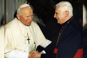 Juan Pablo II junto al futuro pontífice Benedicto XVI. Años más tarde, este último recordaría con auténtica admiración al papa polaco.