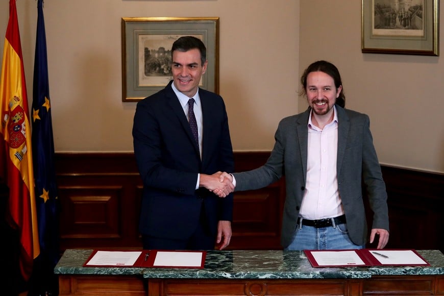 Spanish acting Prime Minister Pedro Sanchez and Unidas Podemos (Together We Can) leader Pablo Iglesias shake hands during a news conference at Spain's Parliament in Madrid, Spain, November 12, 2019. REUTERS/Sergio Perez