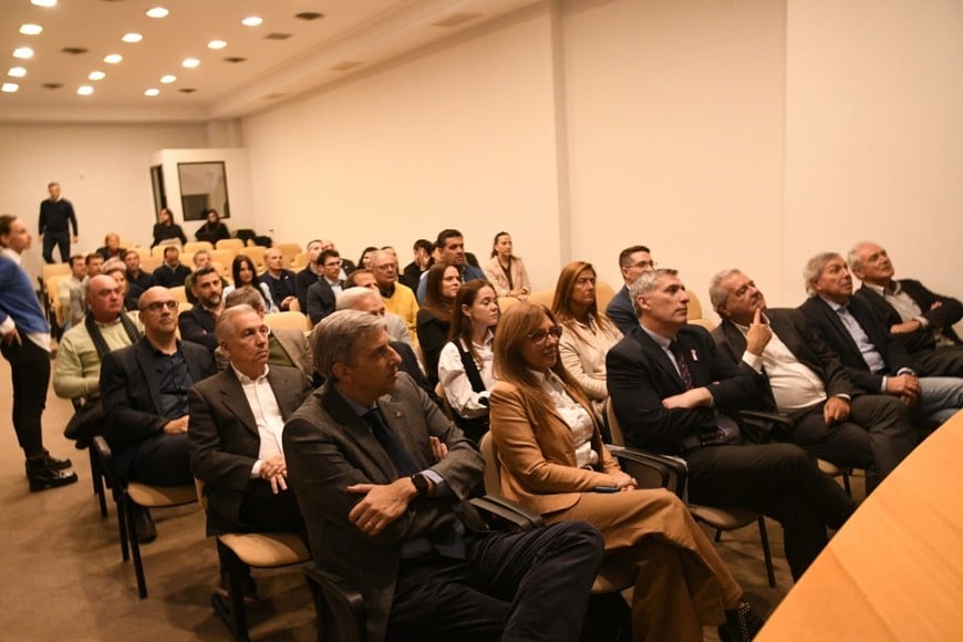 La presentación realizada en la Bolsa de Comercio de Santa Fe. En la imagen, Massei, Ferraro, Busso, Benedetti, Giaccone, Durando y Olivares. Crédito: Manuel Fabatía